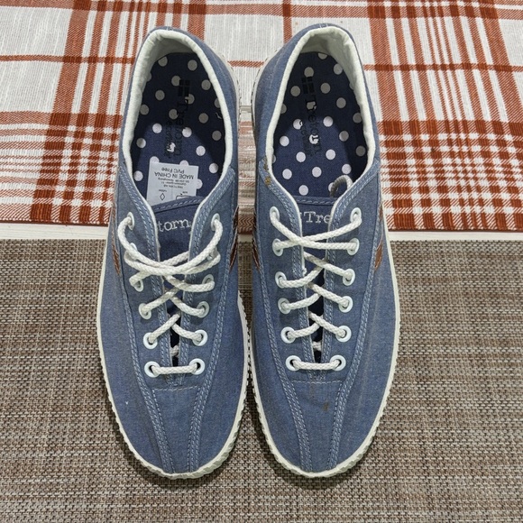 Tretorn Blue Chambray Sneakers. Women's 8. Excellent condition. Classic style! - Picture 3 of 8